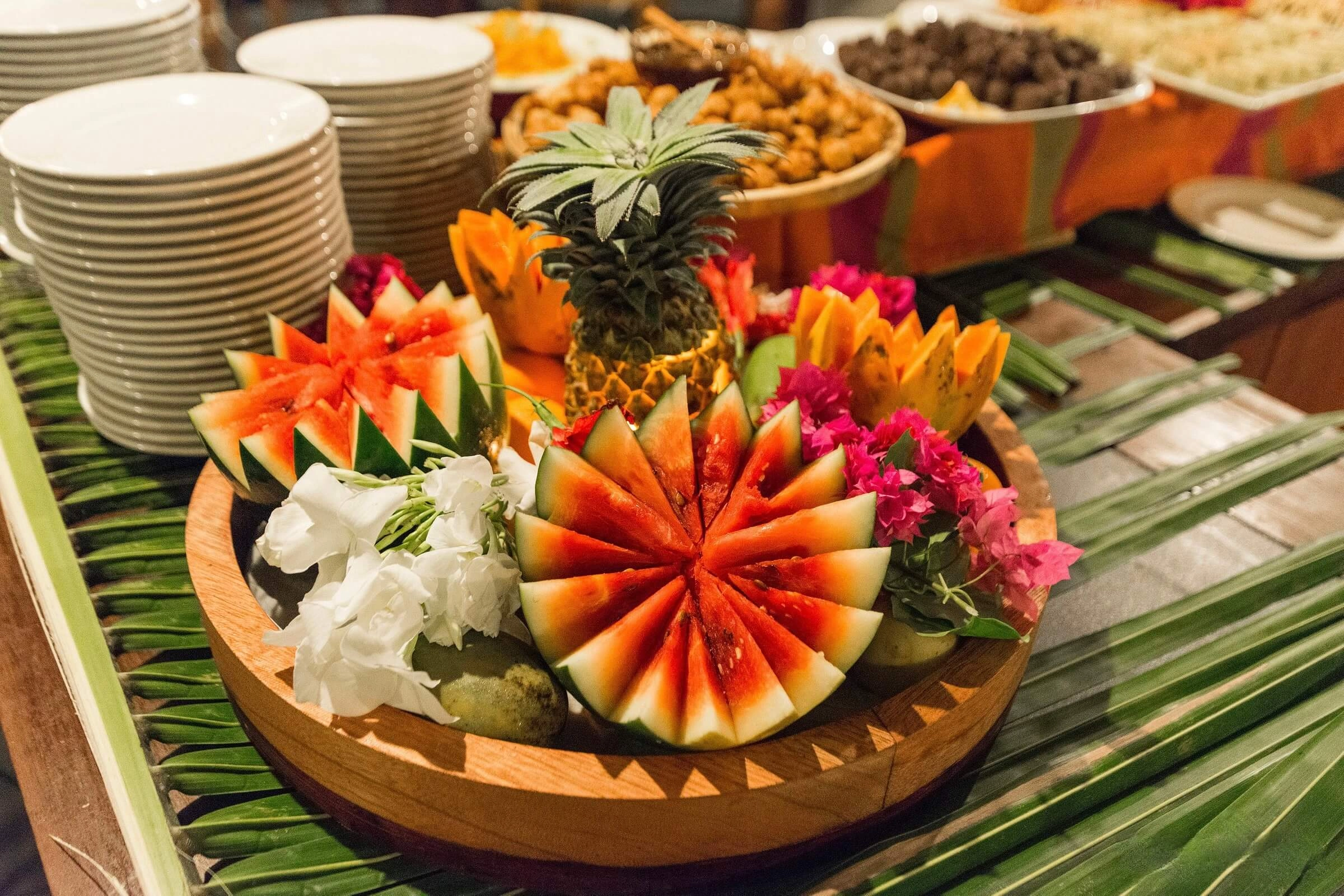 Ассорти блюд мальдивской кухни на деревянном столе