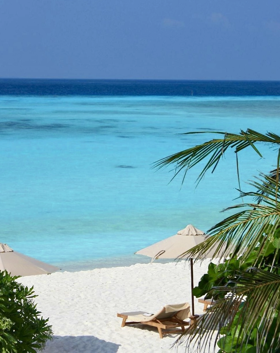 Деревянный пирс над лагуной с видом на бирюзовое море