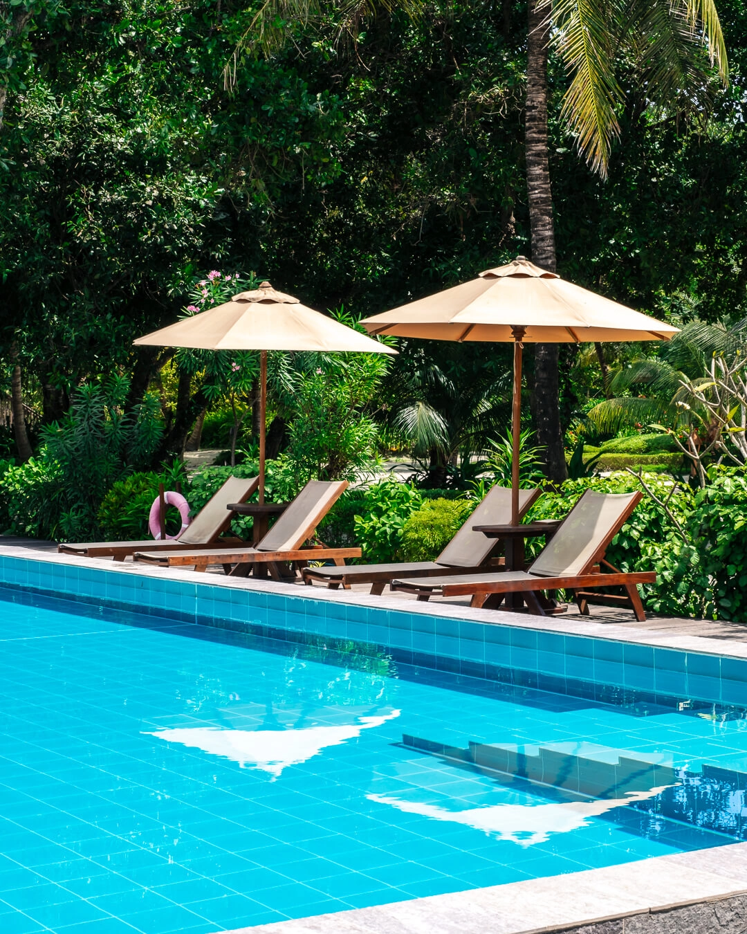 Бассейн с видом на лагуну в дневном свете