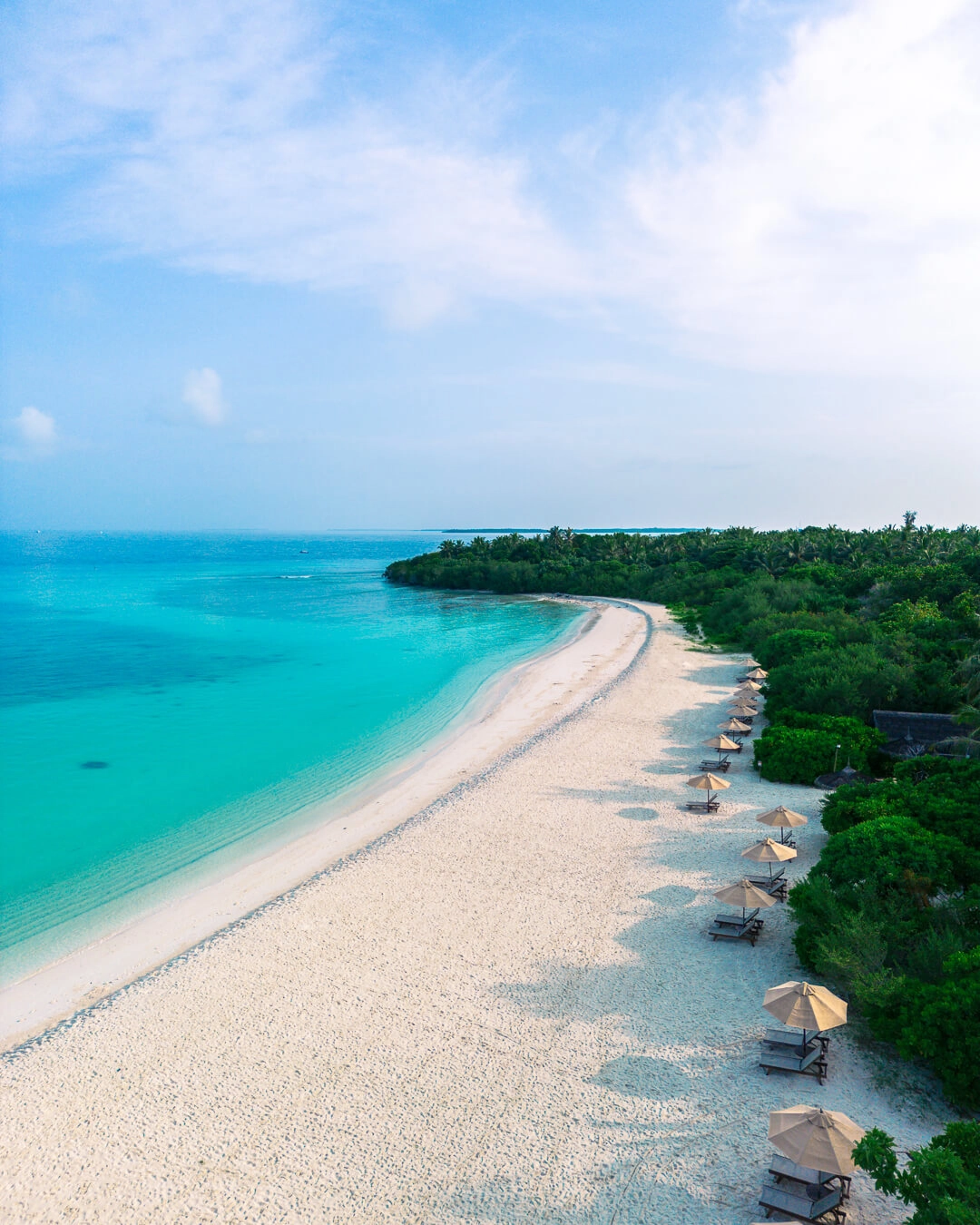 Белоснежный пляж с пирсом и бирюзовой водой
