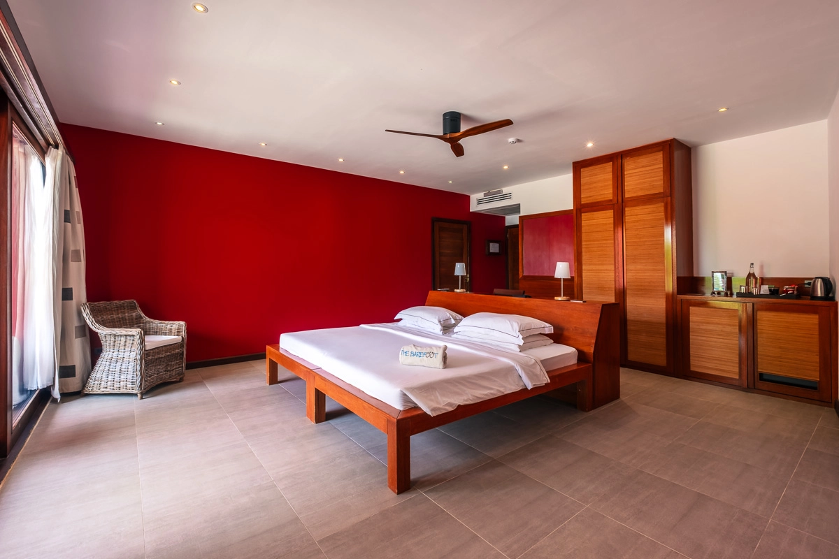 Спальня Beachfront с кроватью под балдахином и видом на сад