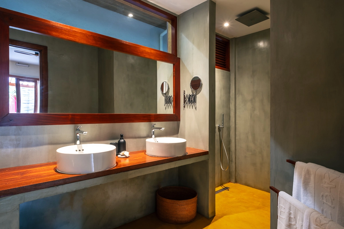 Ванная комната Beachside с каменной столешницей и душем